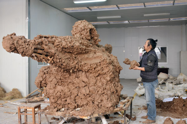 著名雕塑家黄震在青铜时代雕塑公司创作
